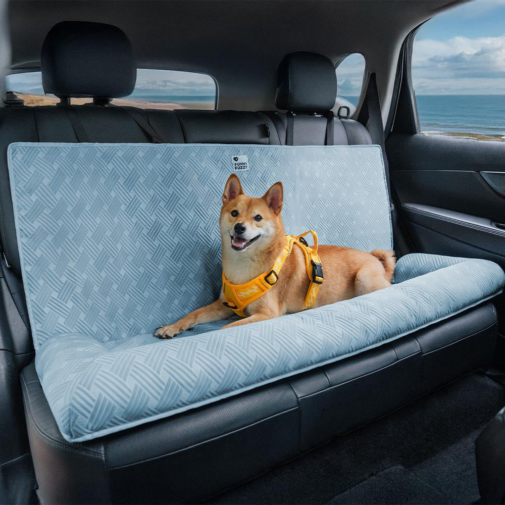 Hundesitzbett für Auto mit Kühlmatte für komfortable und sichere Reisen.