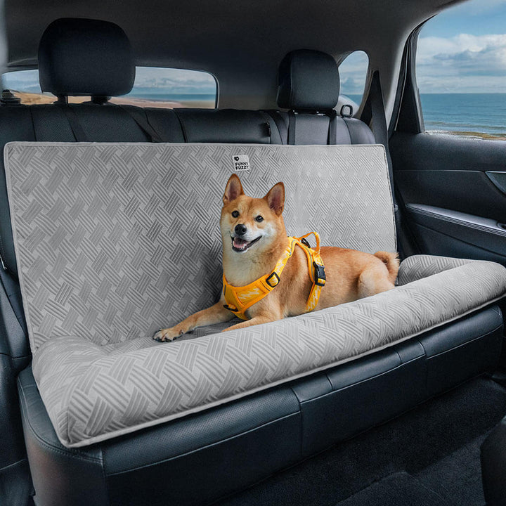 Ergonomisches Hundesitzbett fürs Auto, kühlend, sicher und bequem für lange Fahrten.