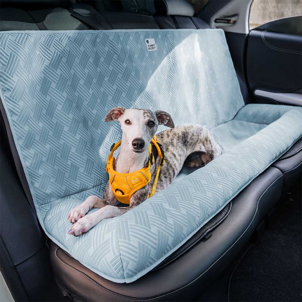 Hundesitzbett fürs Auto mit Sicherheitsgurt, kühlend für entspannte Hundereisen.