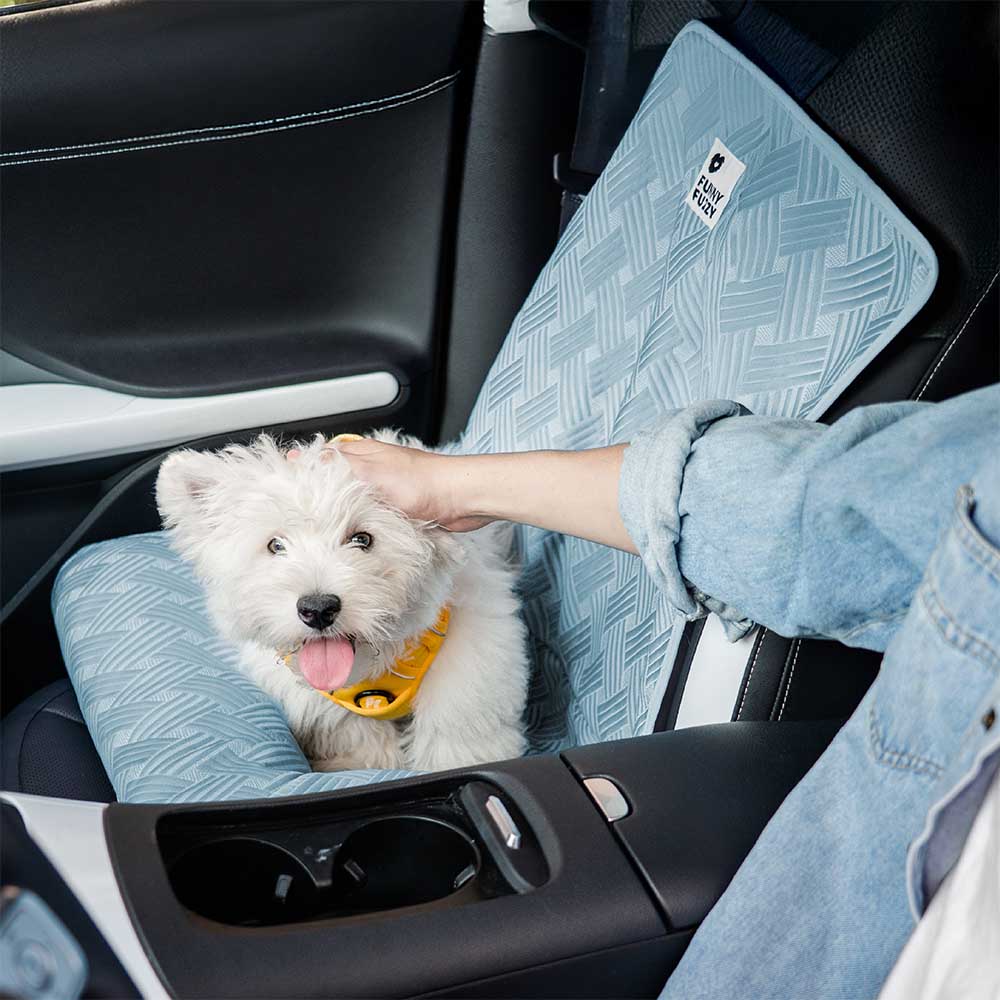 Praktisches Autozubehör: Hundesitzbett mit Kühlung, perfekt für lange Reisen.