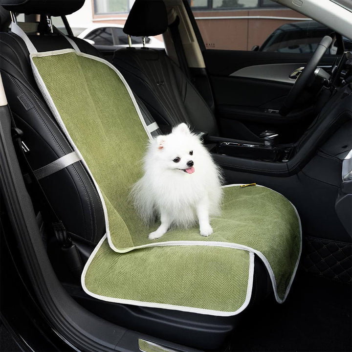 Schützende Hundedecke für das Auto, einfach zu installieren, wasserdicht und gegen Verrutschen gesichert.