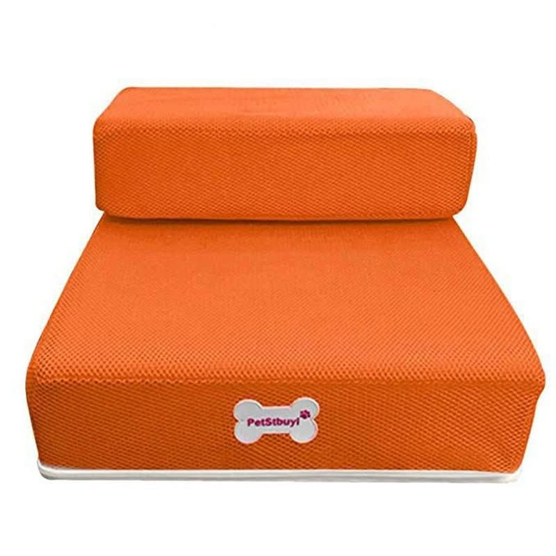 Hundetreppe DogStep Pro neben einem Bett, zeigt einfachen Zugang für kleine Haustiere.
