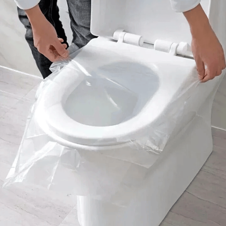 Wasserdichte Einweg-Toilettensitzauflage in Outdoor-Umgebung. Hygienischer Schutz für Camping und Reisen.