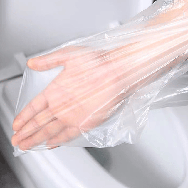 Hand hält verpackte, hygienische Einweg-Toilettensitzauflagen. Perfekt für Reisehygiene und Keimschutz.
