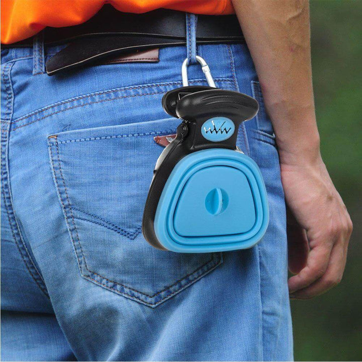 Sauberes Hunde Kotentferner Set: Hygienisches Aufräumen von Hundekot beim Gassi für Tierbesitzer.