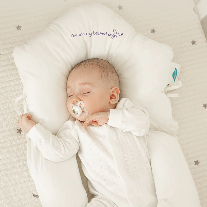 Hypoallergenes Baby Schlafkissen für Neugeborene, weich & sicher, unterstützt gesunden Schlaf im Babyzimmer.