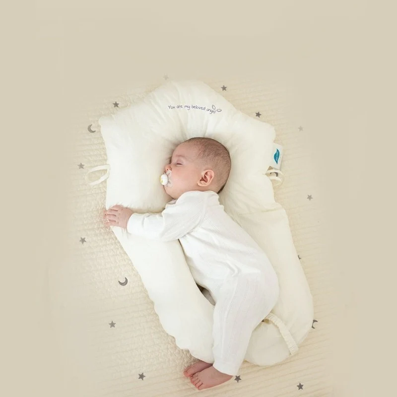 Weiches Baby Nackenstützkissen aus Baumwolle & Polyesterfaser, ideal für Säuglinge, fördert gesunden Schlaf.