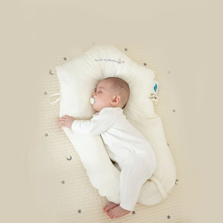 Weiches Baby Nackenstützkissen aus Baumwolle & Polyesterfaser, ideal für Säuglinge, fördert gesunden Schlaf.