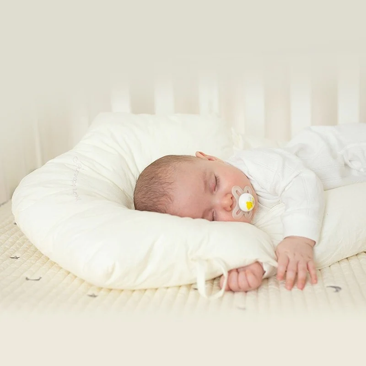 Gesundes Baby Schlafkissen für Säuglinge, hypoallergen & atmungsaktiv, unterstützt ergonomischen Schlaf.