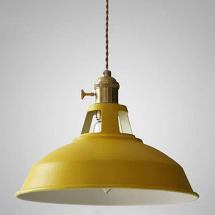 Industrielle Hängelampe mit Retro-Charme, stilvolle Innenbeleuchtung aus Metall.