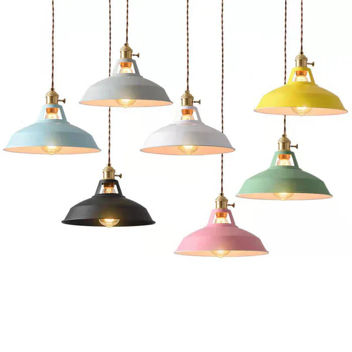 Dunkle Industrie-Hängelampe, Pendelleuchte im Vintage-Design für Wohn- und Essbereiche.