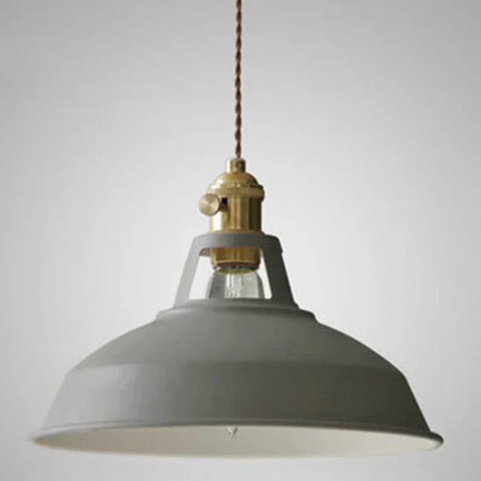 Industrielle Retro-Hängelampe IronGlow aus robustem Metall für stilvolle Beleuchtung.
