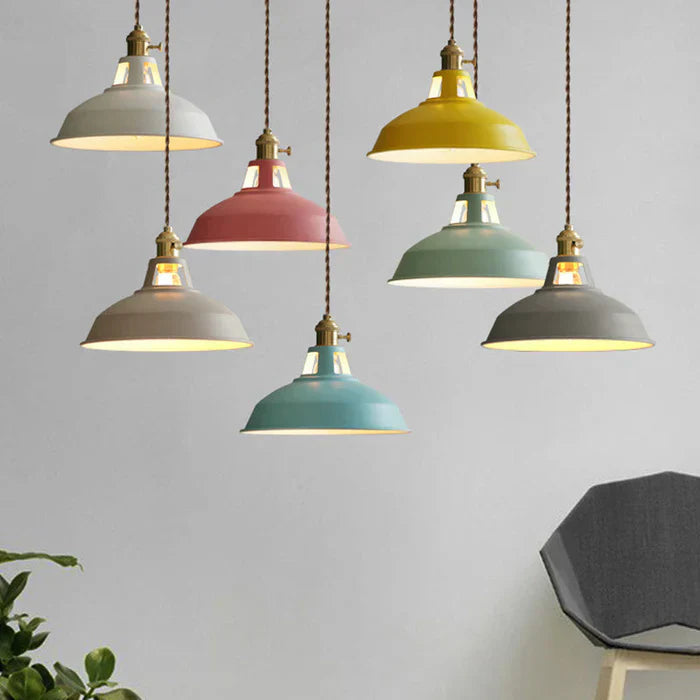 Metall-Hängelampe IronGlow im Industriedesign, robuste Vintage Beleuchtung für Akzente.