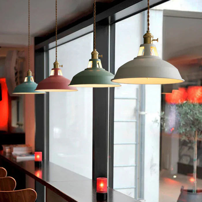 Hängeleuchte IronGlow, vielseitige industrielle Beleuchtung für Wohnzimmer und Gastronomie.