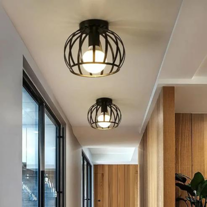 Industrielle schwarze Deckenleuchte mit offenem Metallgitter-Design, ideal für modernes Ambiente.