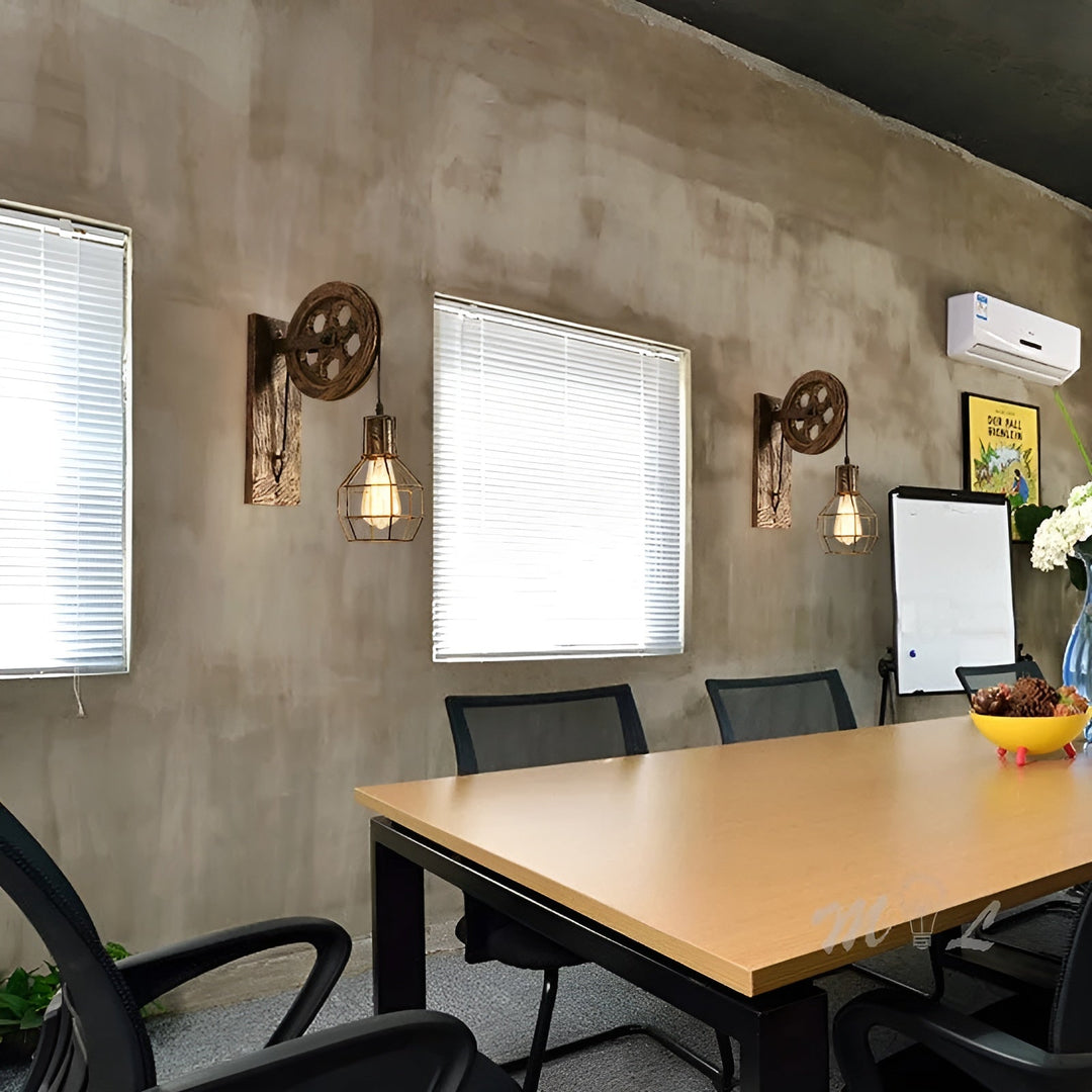 Zeitlose Vintage LED-Wandleuchte im Industrie-Stil aus Metall, robust und dekorativ im Wohnzimmer.