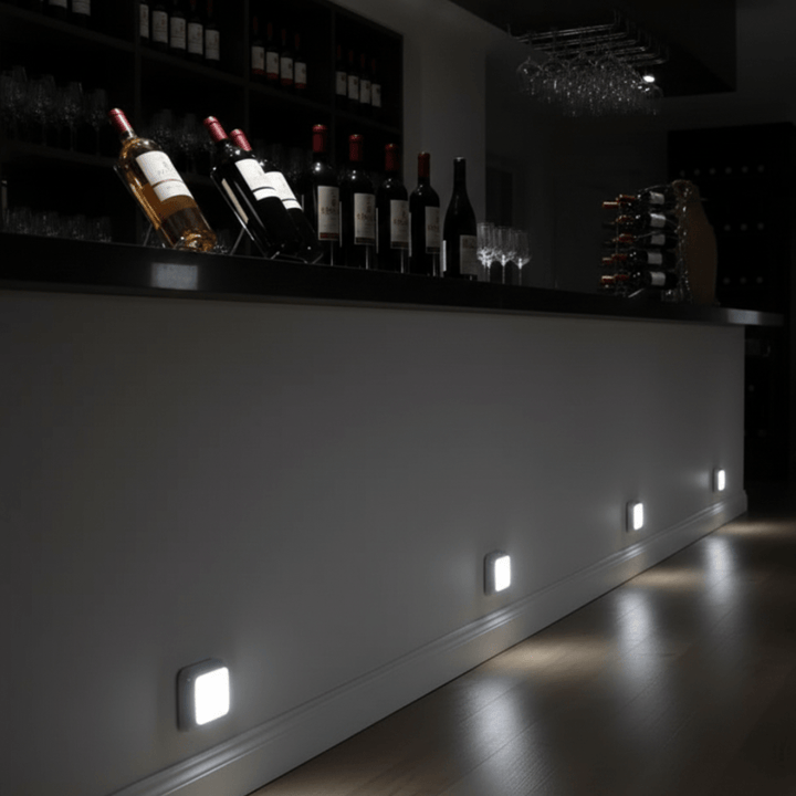 Praktisches LED-Nachtlicht batteriebetrieben, mit Bewegungssensor, für bequeme Schlafzimmer-Beleuchtung.