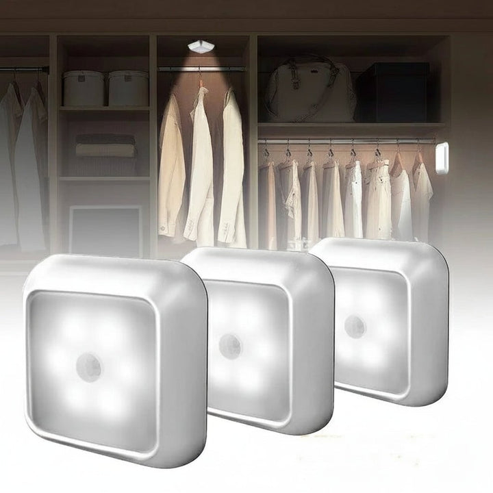 Warmweiße LED-Bettleuchte mit Bewegungssensor, schafft eine gemütliche und sichere Atmosphäre im Schlafzimmer.