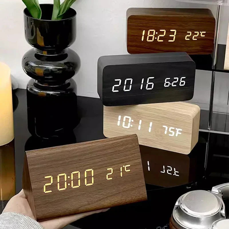 Intelligente LED-Holzuhr mit Sprachsteuerung, Temperaturanzeige. Modernes Design für Smart Home.