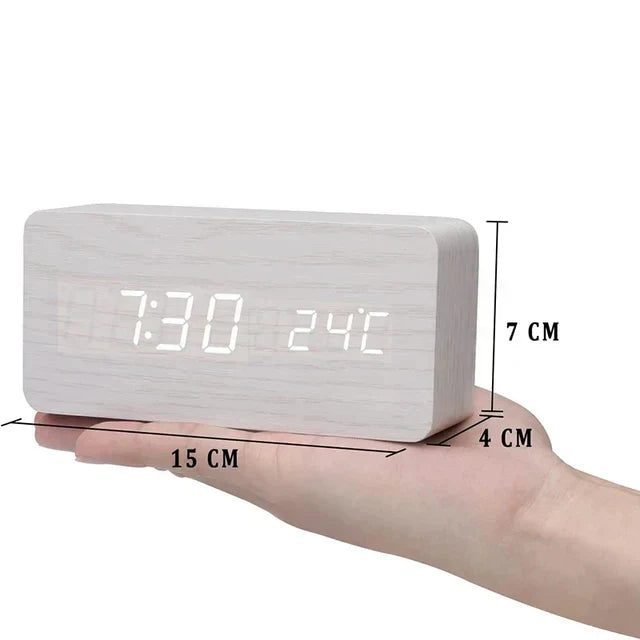 Kompakte LED-Holzuhr mit Sprachsteuerung, Temperaturanzeige & Wecker. Modernes Smart Home Gerät aus Holz.