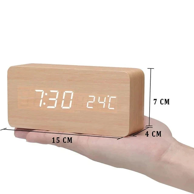LED-Holzuhr mit klarer Digitalanzeige für Zeit & Temperatur. Sprachgesteuerter Wecker, moderne Holzoptik.