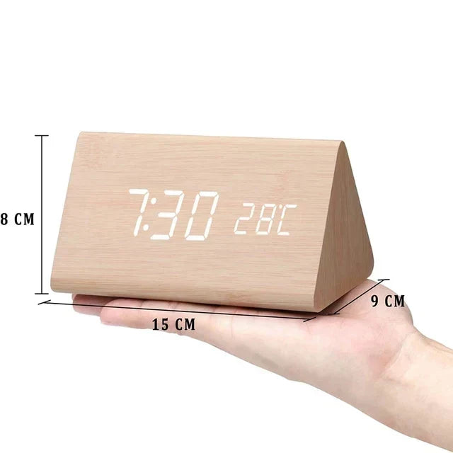 Intelligente Holz-LED-Uhr mit Sprachsteuerung, Temperaturanzeige. Smart Home Wecker im modernen Holzdesign.