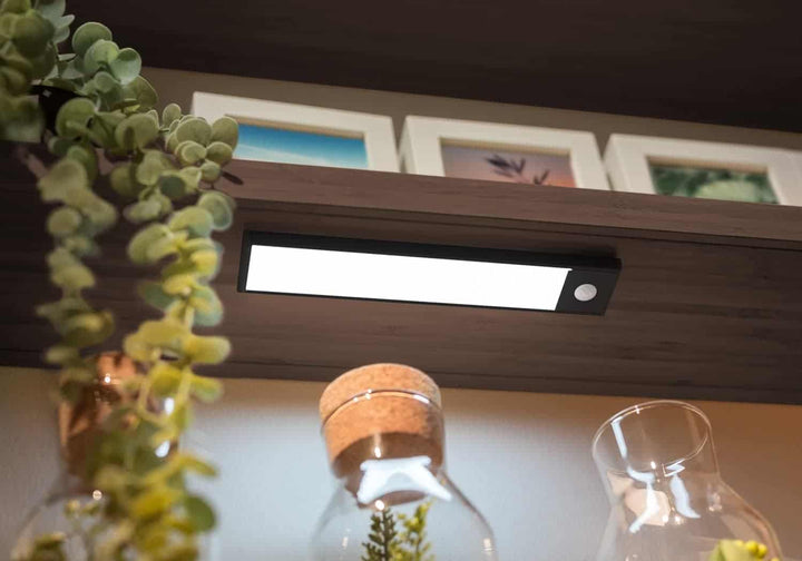 Kabellose LED Schrankbeleuchtung mit Bewegungsmelder & USB. Dimmbare Sensorleuchte für optimale Ausleuchtung.