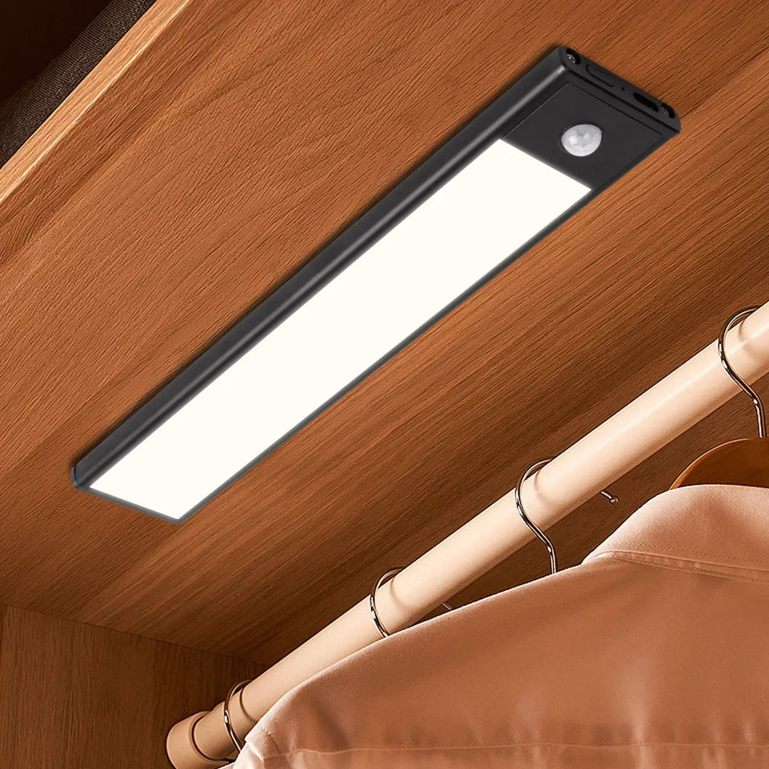 Dimmbare LED Flurlicht Sensorleuchte mit Bewegungsmelder. USB-aufladbar & kabellos für sichere Beleuchtung.