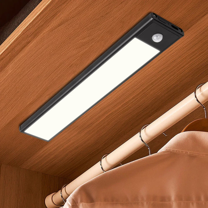 Dimmbare LED Flurlicht Sensorleuchte mit Bewegungsmelder. USB-aufladbar & kabellos für sichere Beleuchtung.