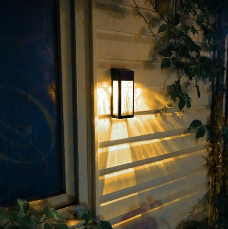Detailansicht der intelligenten Solar-Wandleuchte mit LED-Panel & effizientem Solarmodul.