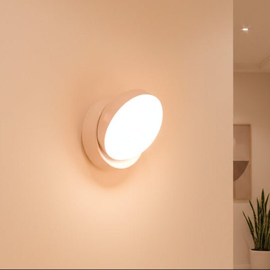 Intelligente LED Wandleuchte mit Bewegungssensor, kabellos für Flur & Schlafzimmer. Modernes, energiesparendes Design.