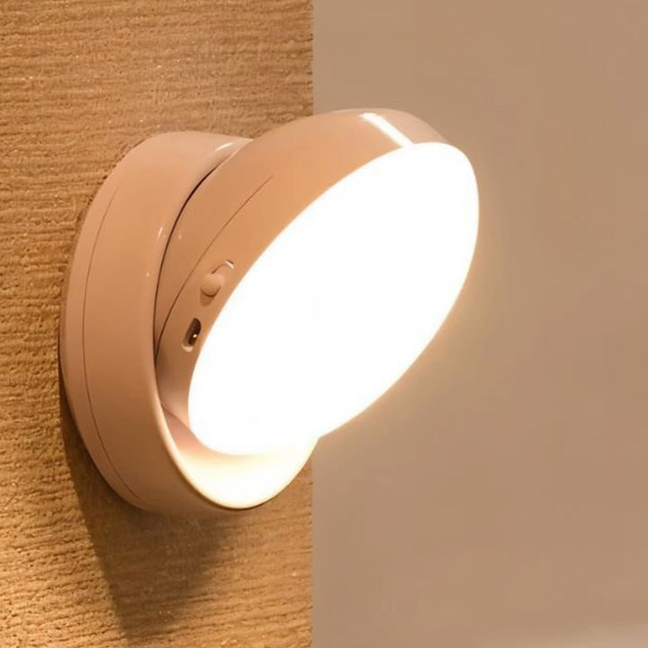 Elegante LED Wandleuchte mit Bewegungssensor für Flurbeleuchtung. Modernes, kabelloses Design, energiesparend.