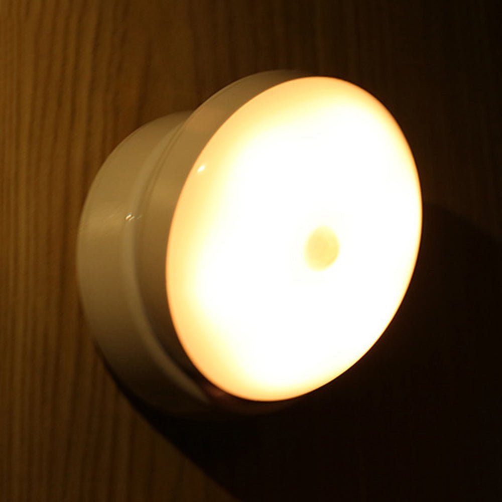 Vielseitige LED Wandleuchte mit Bewegungssensor. Modernes, kabelloses Design für Flur, Schlafzimmer & Smart Home.
