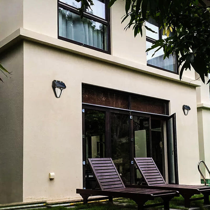 Solarbetriebene LED Außenleuchte mit Bewegungserkennung, perfekt für Terrasse, Hof & Zaun, einfache Installation.