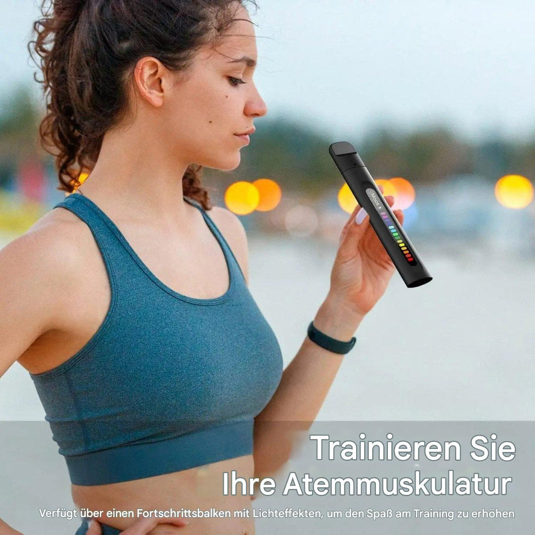 Person nutzt mobilen Atemtrainer für Lungenkapazitätstraining und Ausdauerübungen, fördert Gesundheit und Sport.
