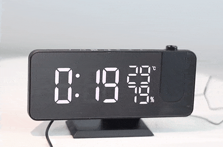 Intelligenter Digitalwecker mit LED-Anzeige, Zeitprojektor und USB-Ladegerät, steuerbar und modern.