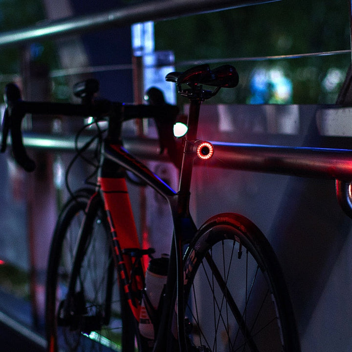 Helles Fahrrad-Rücklicht mit intelligentem Bremslichtsensor, erhöht die Sichtbarkeit & Sicherheit beim Radfahren.