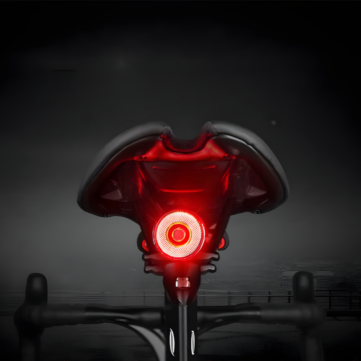 Smartes Fahrrad-Rücklicht als wichtiges Fahrradzubehör, USB aufladbar & mit automatischer Bremslichtfunktion.
