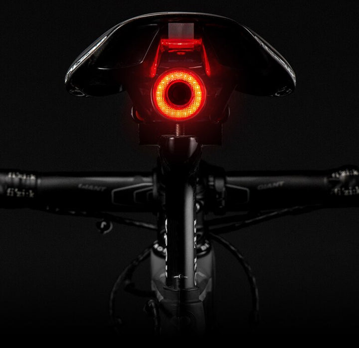 LED Rücklicht für Fahrräder mit Auto-Bremslicht und intelligentem Bewegungssensor, wasserdicht & sicher.