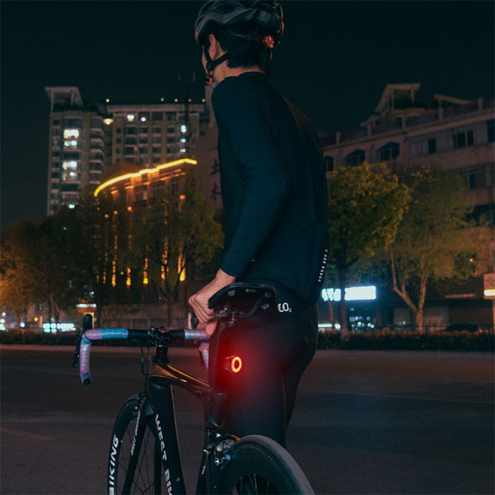 Fahrrad-Sicherheitslicht mit hellem LED-Rücklicht, automatischer Bremslichterkennung und langlebigem Akku.