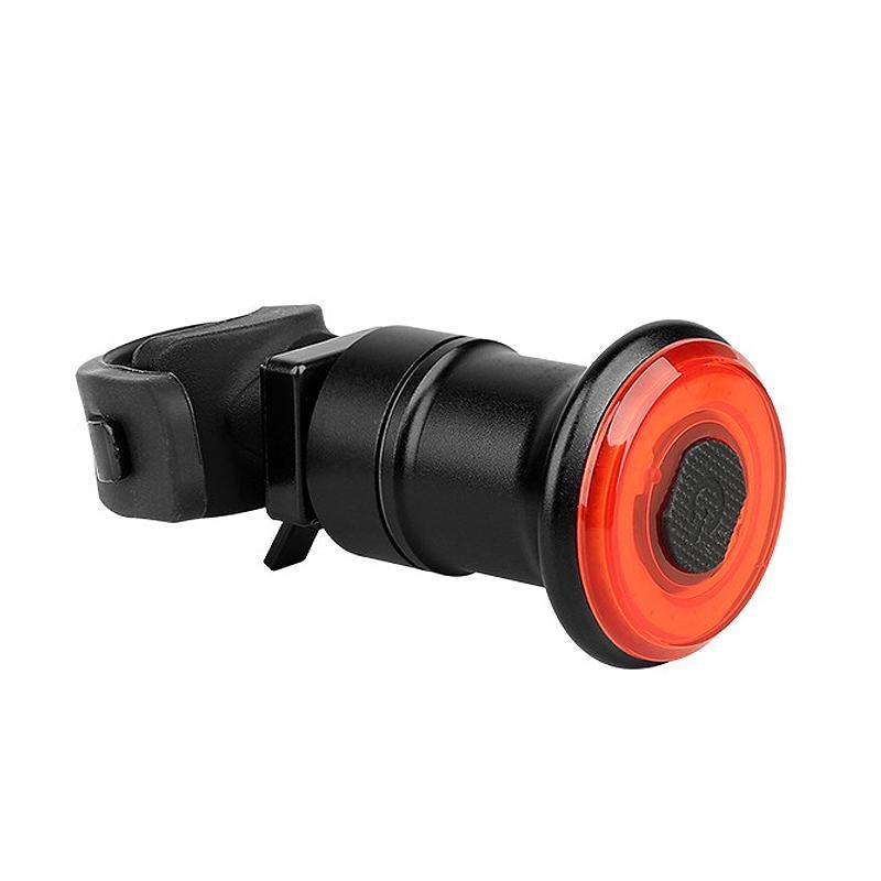 Zwei intelligente Fahrrad Rücklichter zeigen Bremslichtfunktion für maximale Sichtbarkeit und Sicherheit.