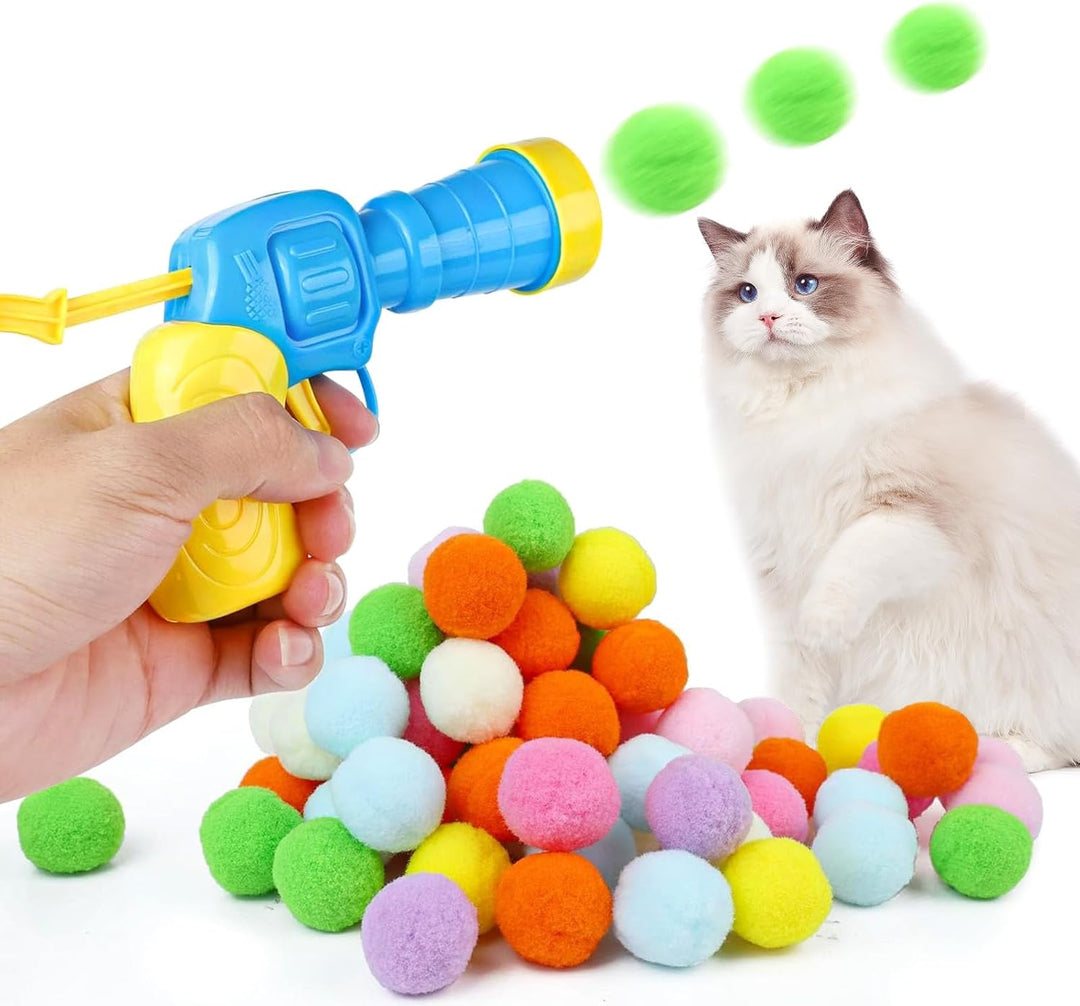 Eine Katze spielt begeistert mit der interaktiven Spielkanone, dem Kunststoff-Jagdspielzeug.