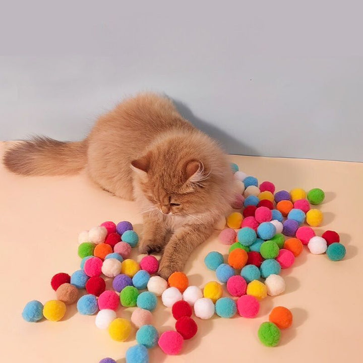 Nahaufnahme der modernen, interaktiven Kunststoff-Spielkanone, ein dynamisches Jagdspielzeug für Katzen.