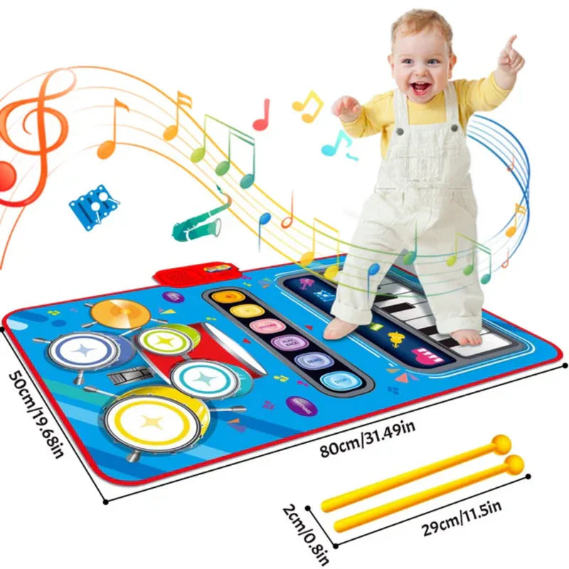 Füße eines Kindes auf Musikmatte, interaktives Spielzeug zur Förderung von Bewegung & Koordination.