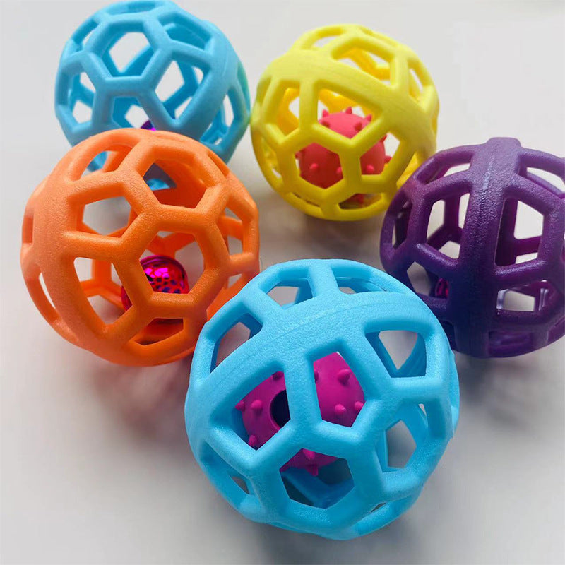 Robuster Kauspielball für Hunde, fördert Zahnpflege und langanhaltende, gesunde Beschäftigung.