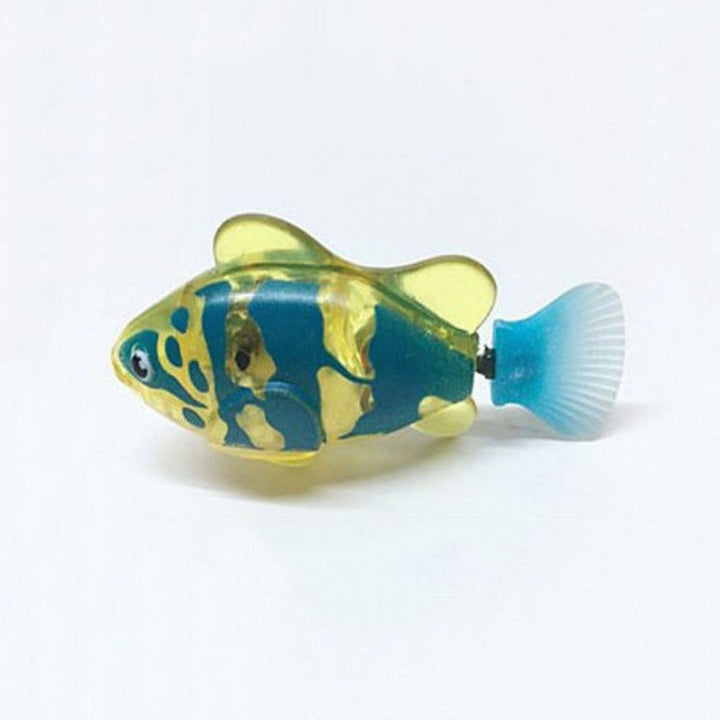 Glänzender, interaktiver AquaPurr Fisch als Wasserspielzeug fesselt die Aufmerksamkeit der Katze.