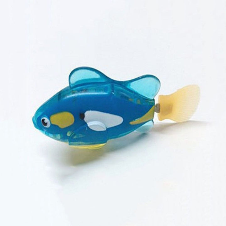 Glückliche Katze fängt den leuchtenden AquaPurr Fisch aus dem interaktiven Spielset.