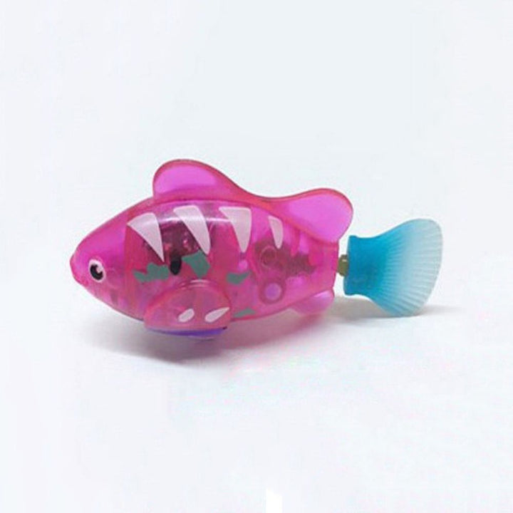 Detailansicht: Der schwimmende, leuchtende AquaPurr Fisch im Wassernapf als Katzenspielzeug.