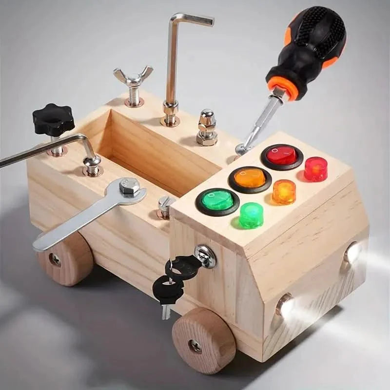 Robustes Holz Busy Board, pädagogisches Lernspielzeug mit vielen Aktivitäten zur Feinmotorikentwicklung.