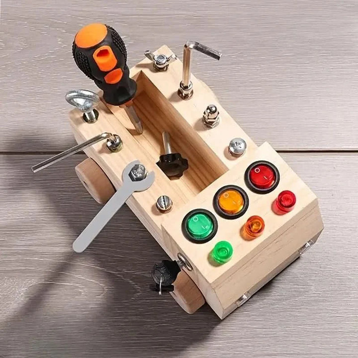 Farbenfrohes interaktives Busy Board, ideales Lernspielzeug zur spielerischen Förderung der Feinmotorik bei Kindern.